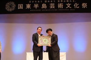 ジミー大西さんと佐々木市長がアートを手に記念撮影した写真