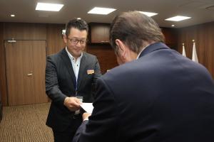 任命書を受け取るあみやさんの写真