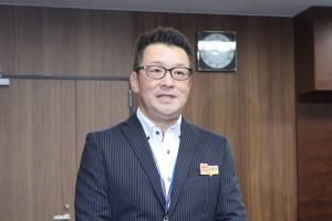 決意表明をしているあみやさんの写真