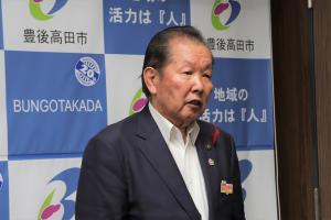 激励の言葉を送っている佐々木市長の写真