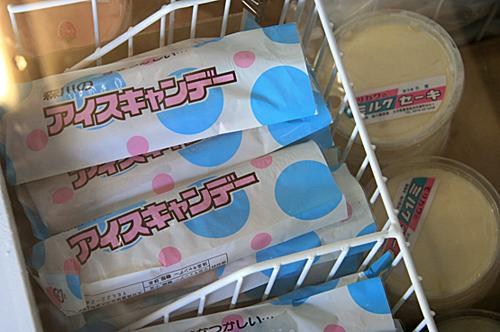 昭和の風情ただよう特製アイスキャンデー（140円）抹茶・ミルク・あずきの中からお好きな味をお選び下さい。お風呂上がり用に1本いかがですか？持ち帰り用カップのミルクセーキ210円から。の画像