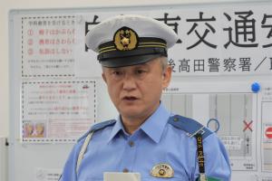 豊後高田警察署の小野正志署長があいさつする写真