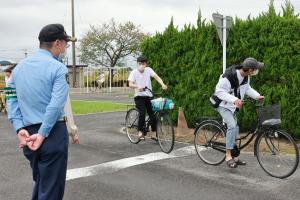 見通しの悪い交差点での運転の仕方を学ぶ参加者の写真
