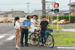 警察署の方から指導を受ける参加者の写真