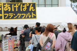 出店に並ぶお客さん方