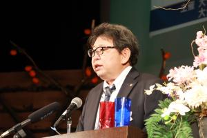 千嶋敏夫実行委員長があいさつをしている写真