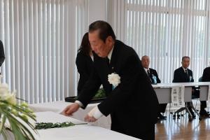 献花している佐々木市長の写真