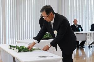 献花している戦没者遺族代表の写真