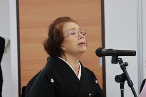 追悼吟を吟じる馬渡さんの写真