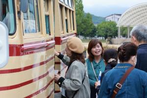 ボンネットバスに乗り込む訪問団の皆さん
