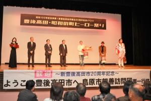 ヒーロー祭りの３人の演者と両市長