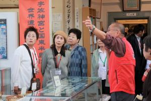 清照別館で説明を受ける様子