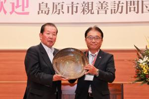 記念品を掲げる両市長