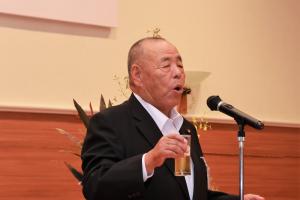 乾杯のあいさつをする北崎議長