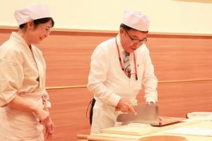 そば切りをする古川市長