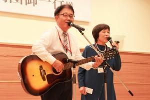 歌を披露する古川市長夫妻