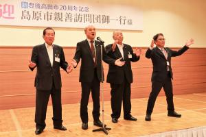 二本締めの発生をする島原市の林田議長