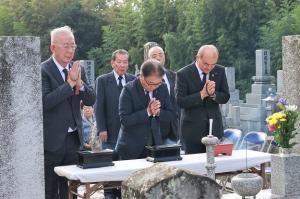 島原藩士の墓にお参りをする様子