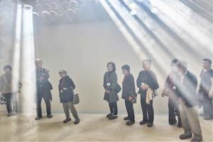 不均質な自然と人の美術館を見学する様子