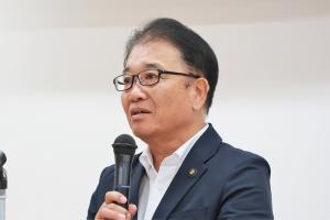 あいさつをする古川島原市長