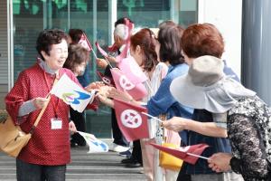 別れのあいさつの様子