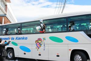 バスの中からのお別れのあいさつ