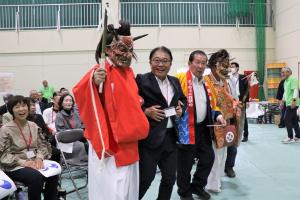 よっちょくれ祭りでのお神楽の演者と両市長