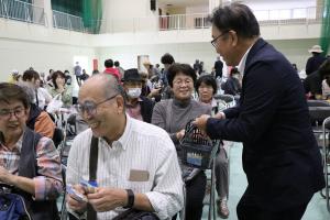 よっちょくれ祭りの来場者に、島原名物のチェリー豆を配る古川島原市長