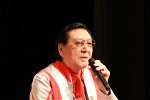 会場に語り掛ける古谷さｎ