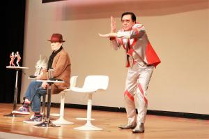 スペシウム光線を披露する古谷さん