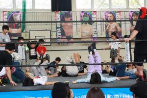 プロレスの基本姿勢を学ぶ子どもたちの写真