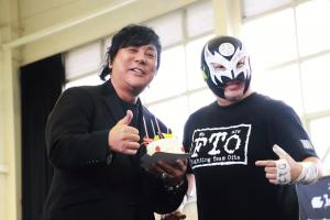 誕生日ケーキを手に持つ大仁田さんとスカルリーパーA-jiさんの写真