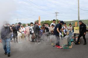 ポン菓子ができる瞬間を多くの来場者が見ている写真