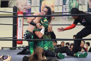 30分1本勝負の「〈挑戦者〉スーパー・カボストロング魔人さんvs〈王者〉リアム・エリックさん」によるNEWAGEタッグマッチ王座戦シングルマッチの写真