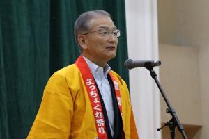 あいさつをしている佐藤県議会議員の写真