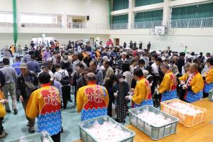 紅白餅配布時の写真