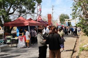 出店が多くの来場者でにぎわっている写真