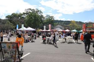 多くの来場者でにぎわう会場の写真