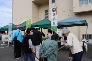 ブースと並んでいる来場者たちの写真