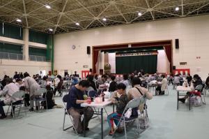 体育センター内に多くの来場者がいる写真