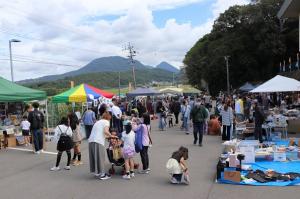 フリーマーケットの会場の写真