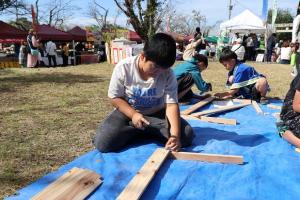 木工教室で釘を打っている子どもの写真
