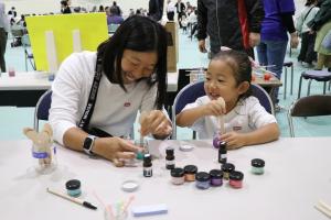 エコキャンドルづくりを楽しんでいる親子の写真