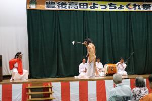 夷里神楽の演舞の写真