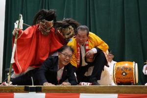 鬼に捕まえられている両市長の写真