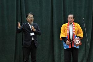 ステージ上であいさつをしている両市長の写真