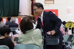 チェリー豆を配っている古川島原市長の写真