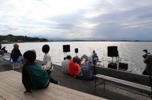 アーティストと観客の写真