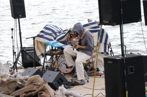 演奏しているアーティスの写真