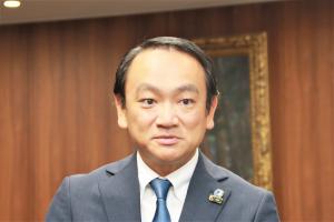 あいさつをする山元支社長